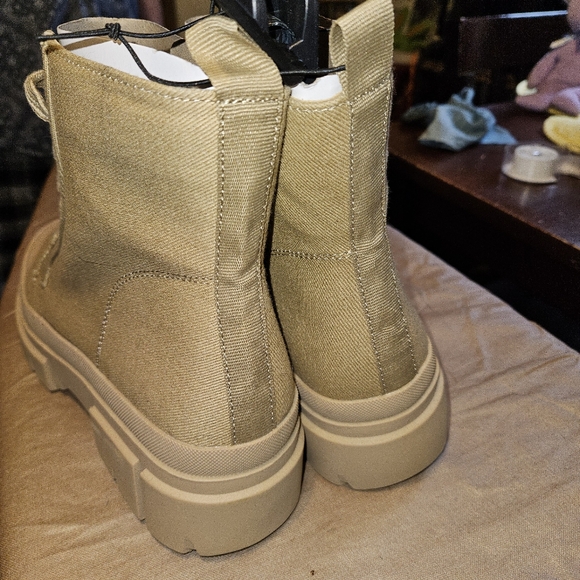 No Boundaries Women's Bump Toe Combat Boots, size 10 - Picture 4 of 8